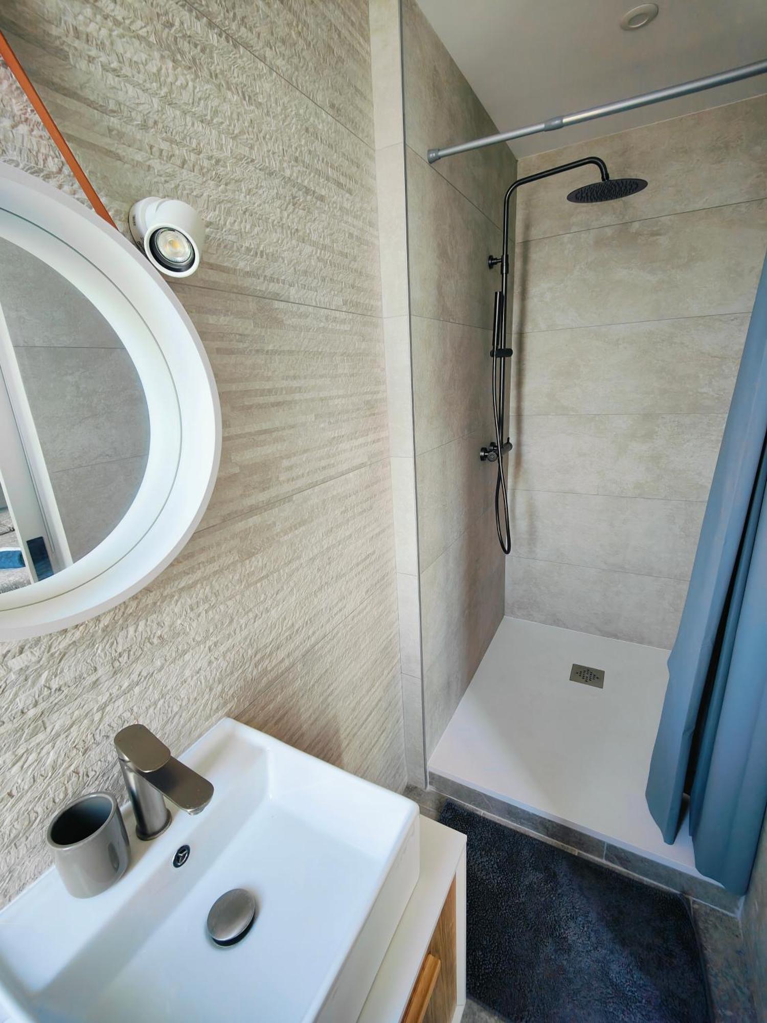 Self-Checkin Town House - Rooms To Rent In A Beautiful Modern Town House - Not A Hotel - Location De Chambres Avec Arrivee En Autonomie - Extra Fee For Sheets And Towels - Private Parking - Check Your Plateform Inbox And Follow Check-In Instructions Saint-Romain-en-Gal Dış mekan fotoğraf